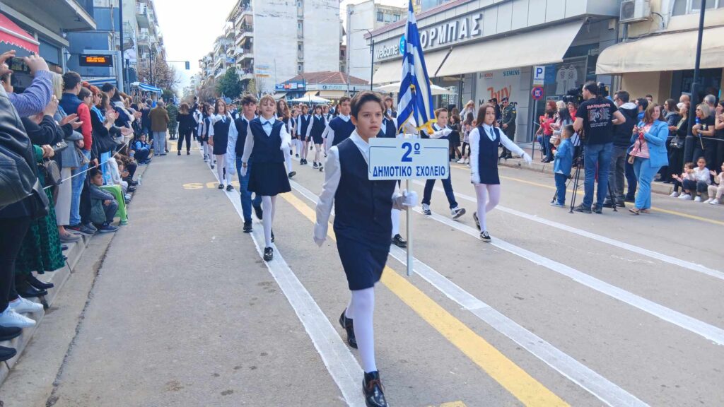 Καρδίτσα: Μεγαλειώδης η επετειακή παρέλαση της 25ης Μαρτίου – Παρόντες και οι γονείς του Βάιου Βλάχου