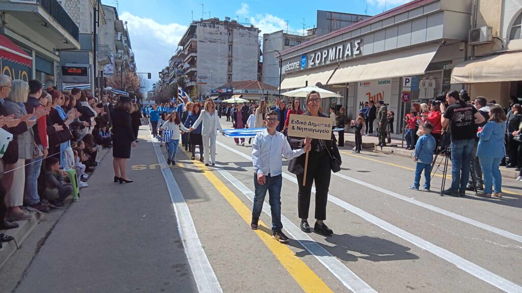 Καρδίτσα: Μεγαλειώδης η επετειακή παρέλαση της 25ης Μαρτίου – Παρόντες και οι γονείς του Βάιου Βλάχου