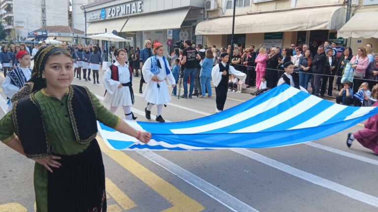 Καρδίτσα: Μεγαλειώδης η επετειακή παρέλαση της 25ης Μαρτίου – Παρόντες και οι γονείς του Βάιου Βλάχου