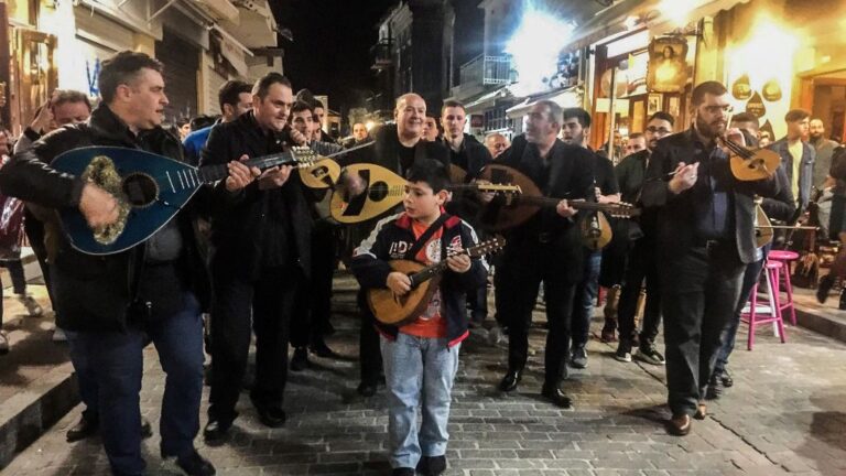 Ρέθυμνο: Κρητικές παραδοσιακές καντάδες στους δρόμους της Παλιάς Πόλης