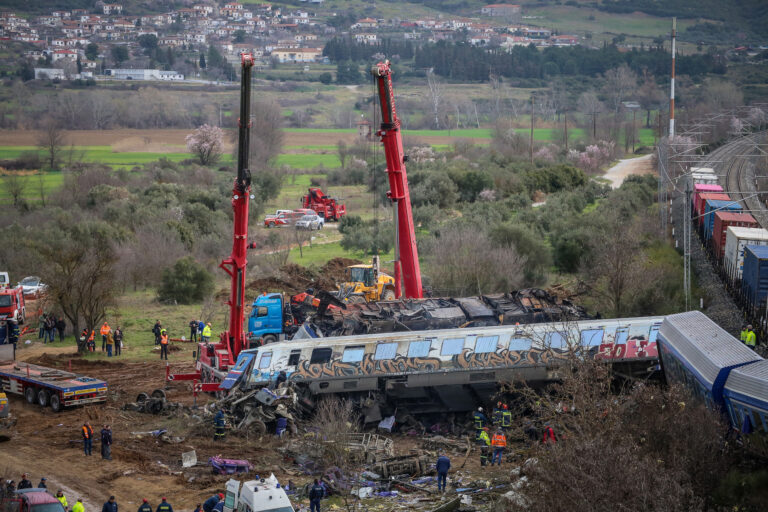 Για τις επόμενες κινήσεις τους αποφασίζουν στη Λάρισα οι συγγενείς των θυμάτων στα Τέμπη