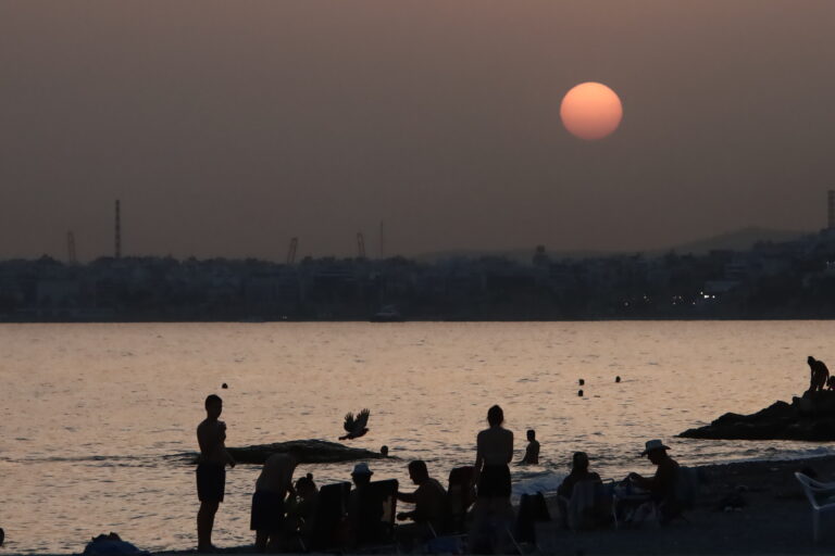 Πώς θα επηρεάσει η κλιματική αλλαγή το ελληνικό καλοκαίρι – «Όσο πιο νότια τόσο επιθετικότερο το πρόβλημα», είπε στο ΕΡΤnews ο Κ. Καρτάλης