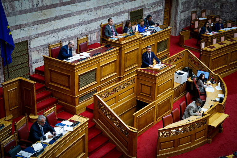 Πρόταση δυσπιστίας: Σε λίγη ώρα η εισήγηση Ανδρουλάκη – Ενημέρωσε Φάμελλο, Κωνσταντοπούλου και Χαρίτση