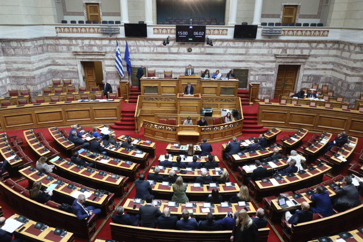 Βουλή: Η κυβέρνηση Μητσοτάκη συνεχίζει τις μεταρρυθμίσεις για τη στήριξη της οικογένειας και των ευάλωτων