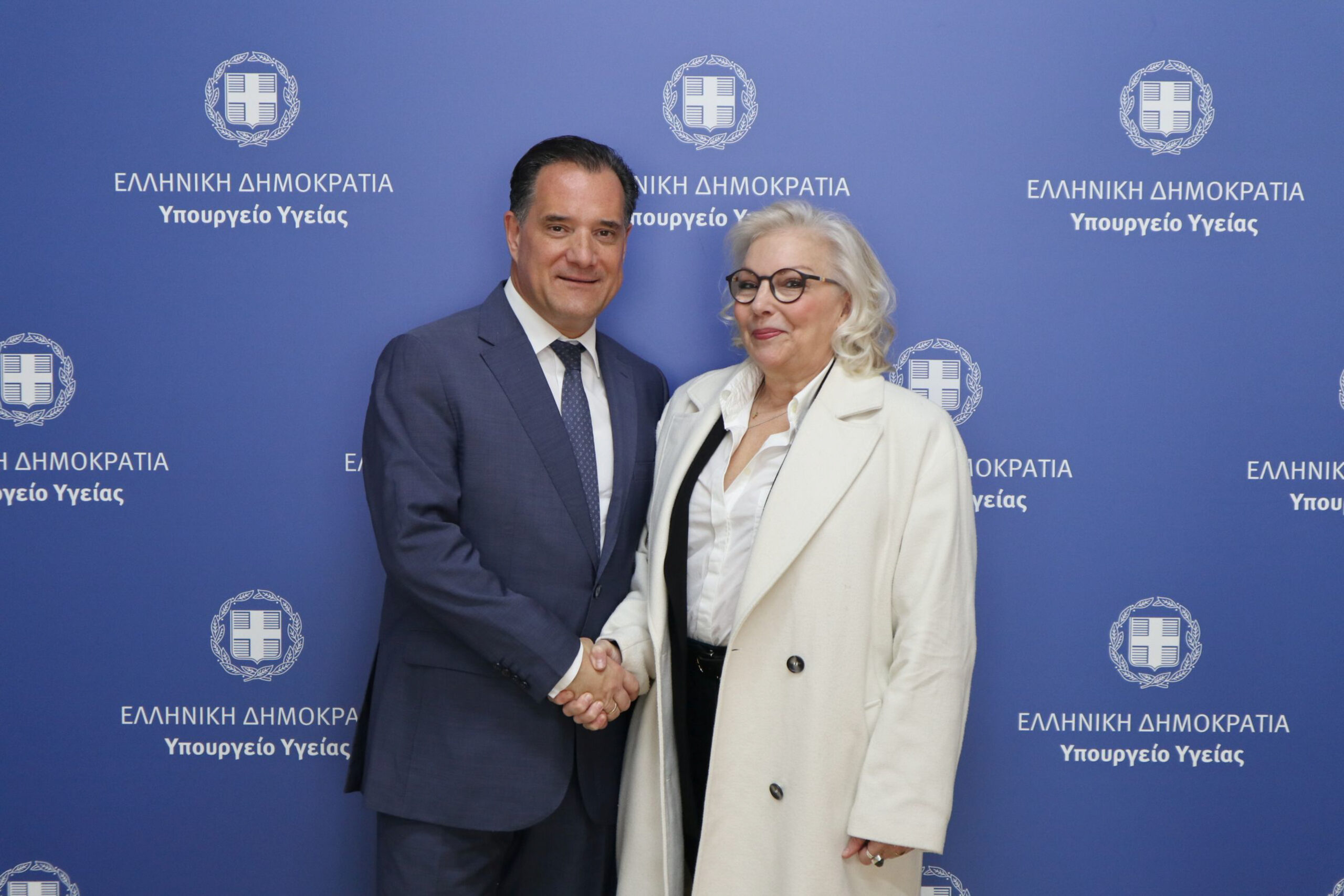 ΣΥΝΑΝΤΗΣΗ ΤΟΥ ΥΠΟΥΡΓΟΥ ΥΓΕΙΑΣ ΑΔΩΝΙ ΓΕΩΡΓΙΑΔΗ ΜΕ ΤΗΝ ΠΡΩΤΗ ΑΣΘΕΝΗ ΠΟΥ ΤΗΣ ΣΥΝΤΑΓΟΓΡΑΦΗΘΗΚΕ ΣΚΕΥΑΣΜΑ ΦΑΡΜΑΚΕΥΤΙΚΗΣ ΚΑΝΝΑΒΗΣ (ΓΡΑΦΕΙΟ ΤΥΠΟΥ ΥΠΟΥΡΓΕΙΟΥ ΥΓΕΙΑΣ/EUROKINISSI)