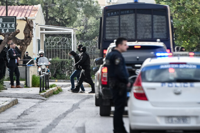 «Σύμπραξη Εκδίκησης»: Στη φυλακή οι συλληφθέντες, οι 4 αρνήθηκαν τις κατηγορίες, ο ένας αποδέχτηκε συνέργεια – «Σιωπηλός» ο πυροτεχνουργός