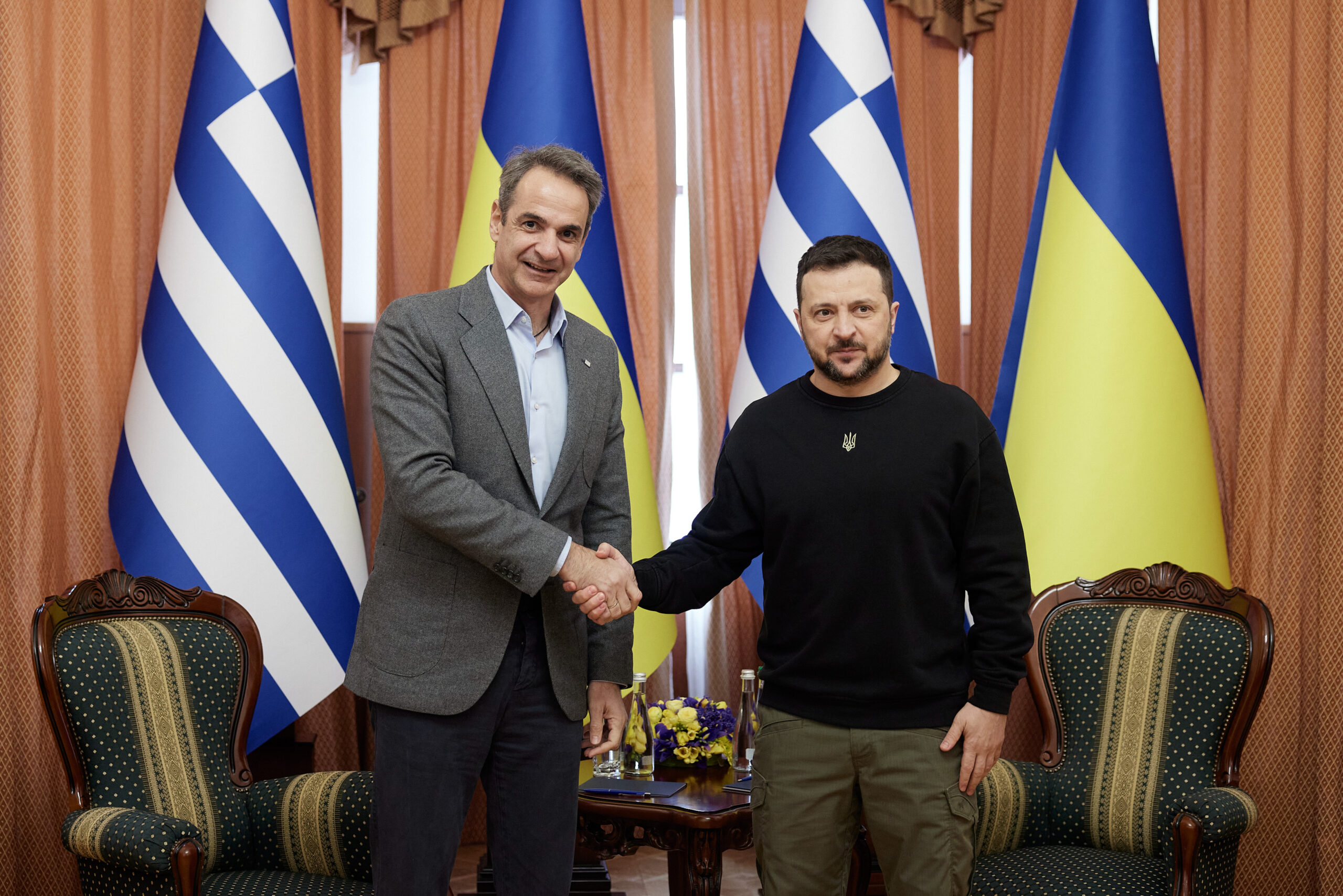 ΣΥΝΑΝΤΗΣΗ ΤΟΥ ΠΡΩΘΥΠΟΥΡΓΟΥ ΚΥΡΙΑΚΟΥ ΜΗΤΣΟΤΑΚΗ ΜΕ ΤΟΝ ΠΡΟΕΔΡΟ ΤΗΣ ΟΥΚΡΑΝΙΑΣ ΒΟΛΟΝΤΙΜΙΡ ΖΕΛΕΝΣΚΙ (ΔΗΜΗΤΡΗΣ ΠΑΠΑΜΗΤΣΟΣ/ΓΡΑΦΕΙΟ ΤΥΠΟΥ ΠΡΩΘΥΠΟΥΡΓΟΥ/EUROKINISSI)