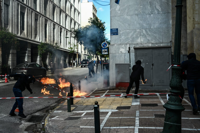 Εκπαιδευτικό συλλαλητήριο: Μαζική η συμμετοχή στο κέντρο της Αθήνας – Σημειώθηκε ένταση με επεισόδια