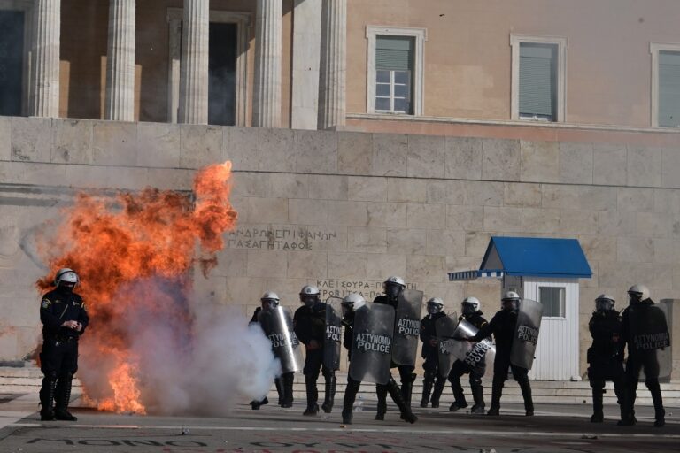 Επεισόδια στο πανεκπαιδευτικό συλλαλητήριο – Οχτώ τραυματίες νοσηλεύονται στο νοσοκομείο