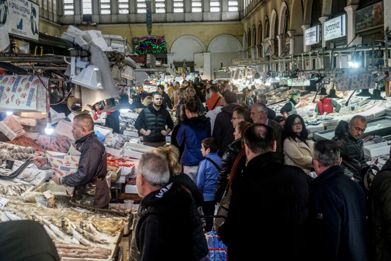 Αυξημένη κίνηση στη Βαρβάκειο Αγορά – Πού κυμαίνονται οι τιμές