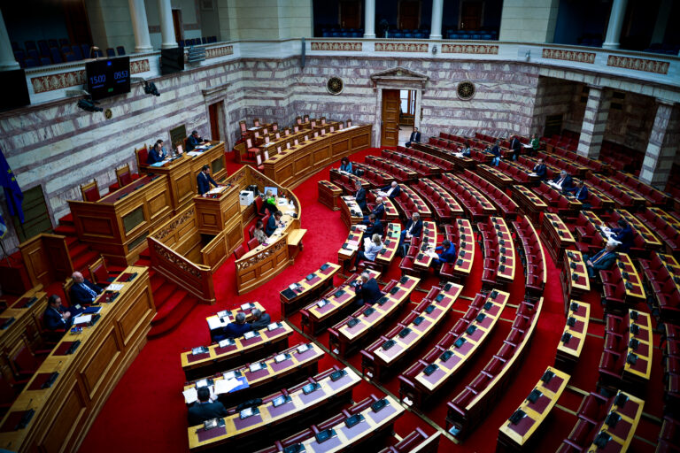 Οξεία αντιπαράθεση στη Βουλή για την υπόθεση του Κολωνού – Διαξιφισμοί μεταξύ Φλωρίδη και Τζανακόπουλου, πυρά από την αντιπολίτευση