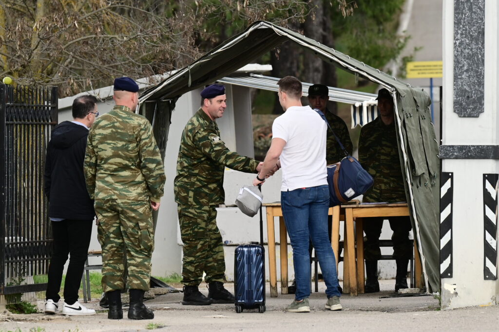 Και επισήμως στο στρατό ο Κασσελάκης: Καρέ – καρέ η είσοδός του στο στρατόπεδο της Θήβας συνοδευόμενος από τον πατέρα του