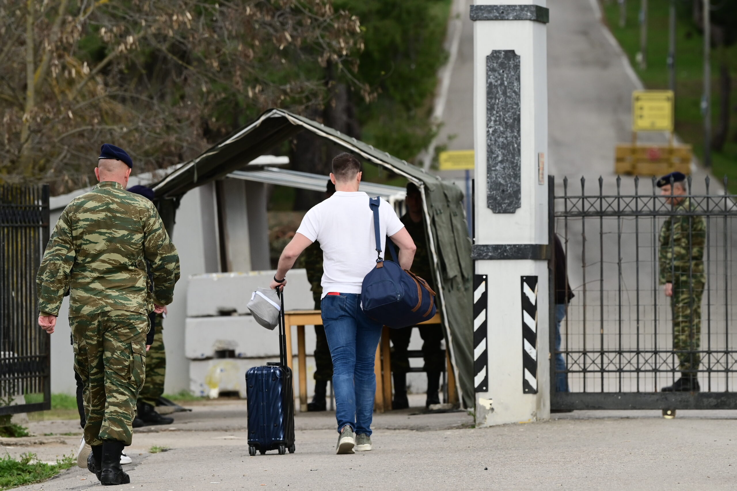 Και επισήμως στο στρατό ο Κασσελάκης: Καρέ – καρέ η είσοδός του στο στρατόπεδο της Θήβας συνοδευόμενος από τον πατέρα του