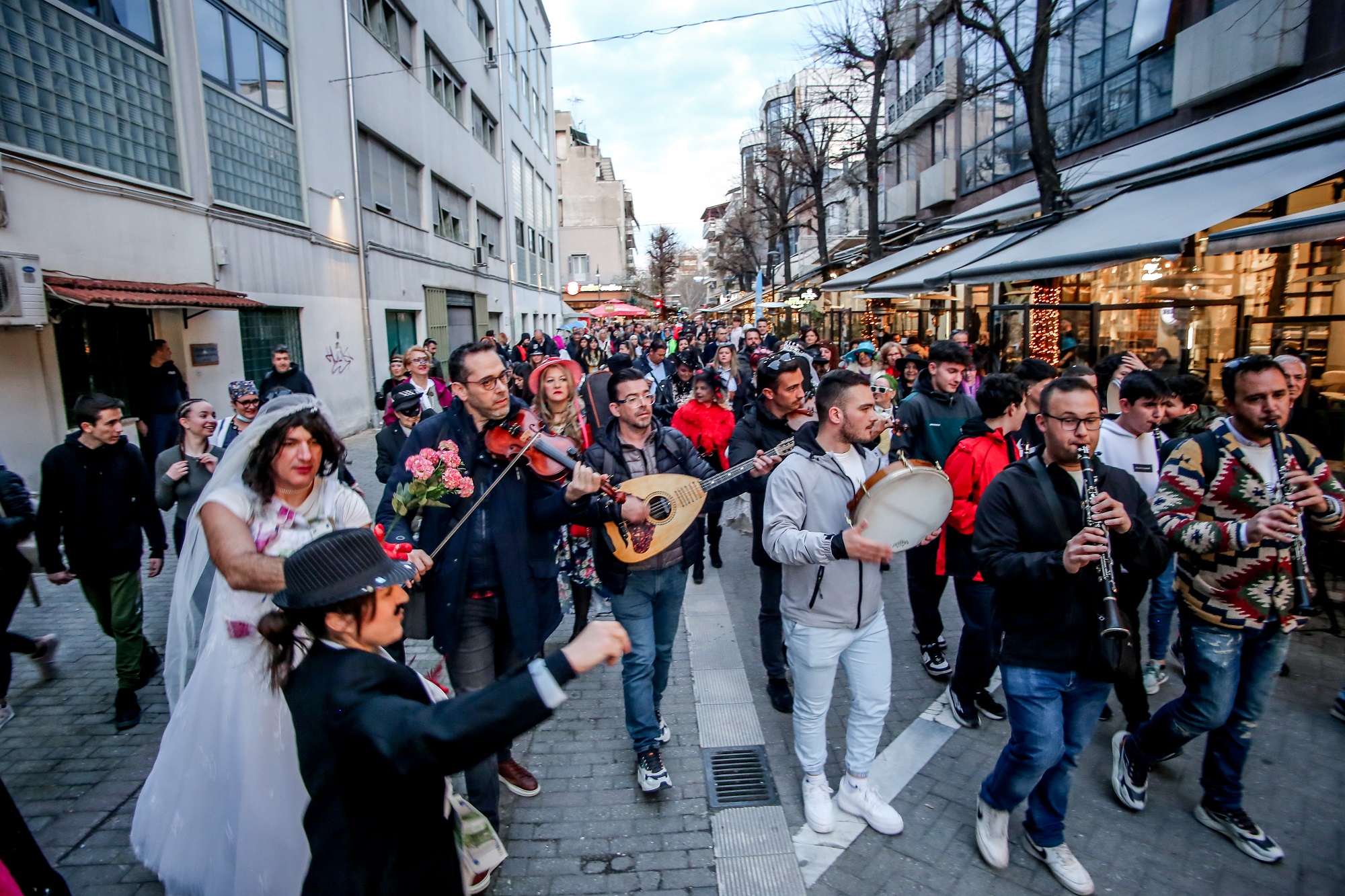 Κορυφώνονται οι καρναβαλικές εκδηλώσεις σε όλη τη χώρα – Γιορτινή διάθεση και ξεχωριστά έθιμα