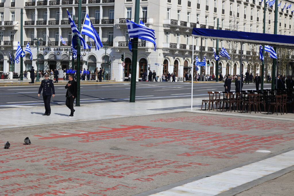 25η Μαρτίου: Πλήθος κόσμου παρακολούθησε τη μαθητική παρέλαση στο κέντρο της Αθήνας (φωτογραφίες)