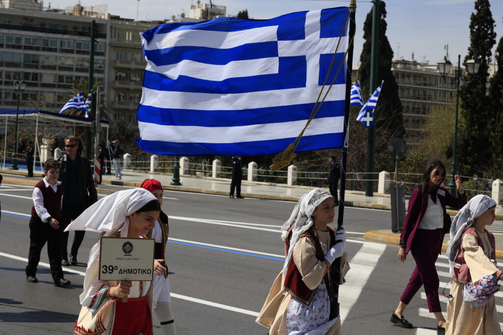 25η Μαρτίου: Πλήθος κόσμου παρακολούθησε τη μαθητική παρέλαση στο κέντρο της Αθήνας (φωτογραφίες)