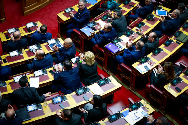 Ακραία πόλωση στη Βουλή στη συζήτηση επί της πρότασης δυσπιστίας – Σήμερα οι ομιλίες των πολιτικών αρχηγών