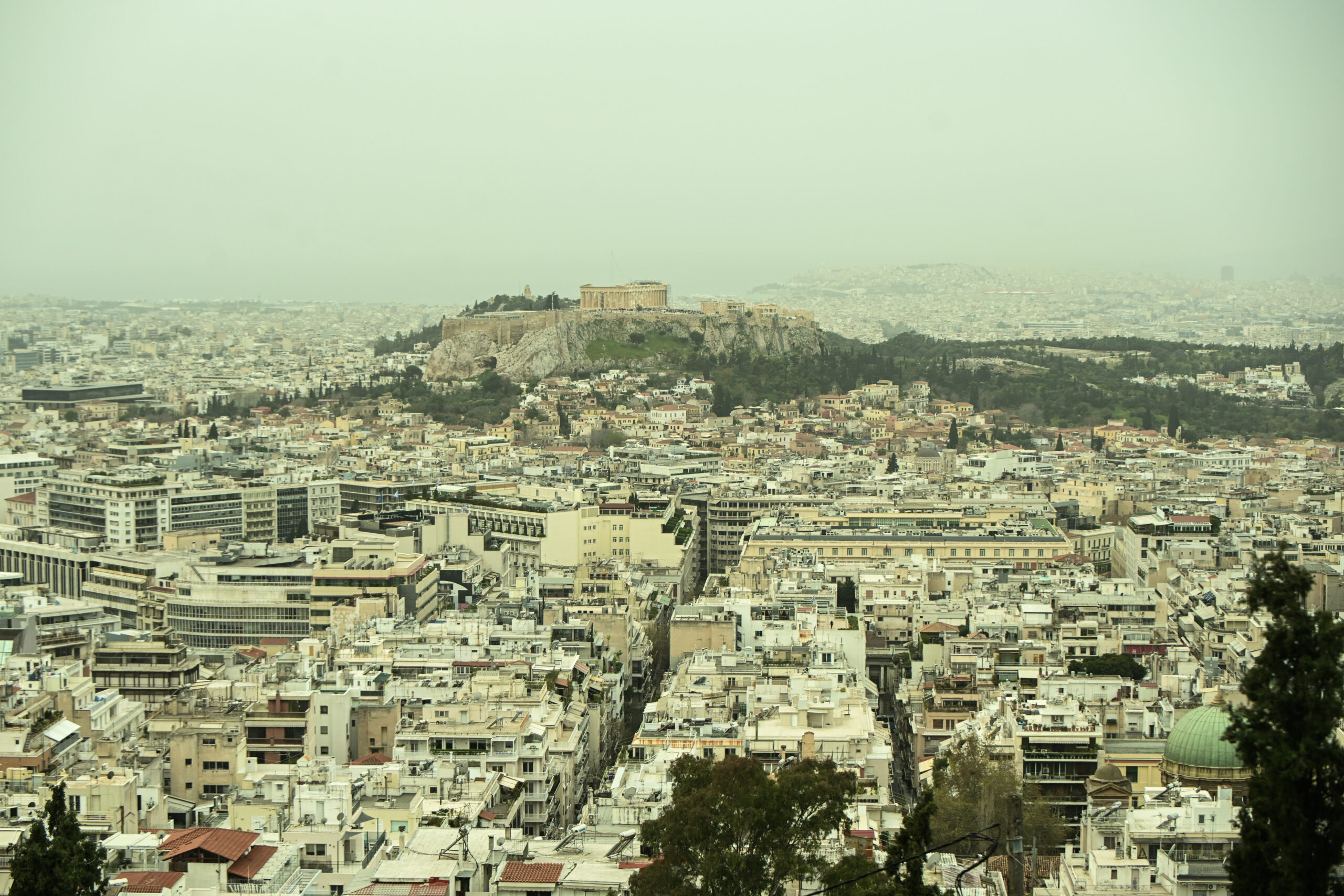 Αφρικανική σκόνη στον Αττικό  ουρανό – Θαμπή η εικόνα της Ακρόπολης