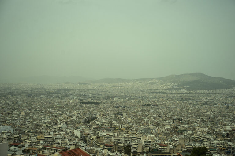 Έρχεται νέο κύμα αφρικανικής σκόνης μέχρι και τα τέλη Μαΐου – Tι αποκαλύπτει ο καθηγητής Ανδρέας Καζαντζίδης