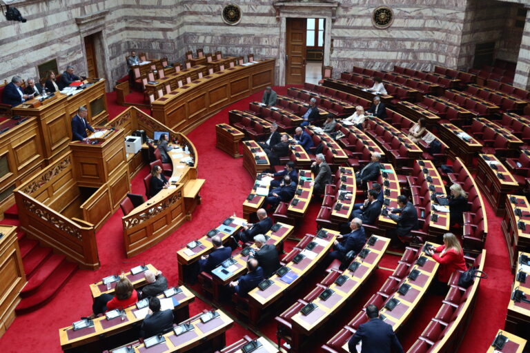 Πολιτικοί διαξιφισμοί για τα Τέμπη: Η ανασκόπηση Μητσοτάκη και οι διπλές εκλογές του Κασσελάκη