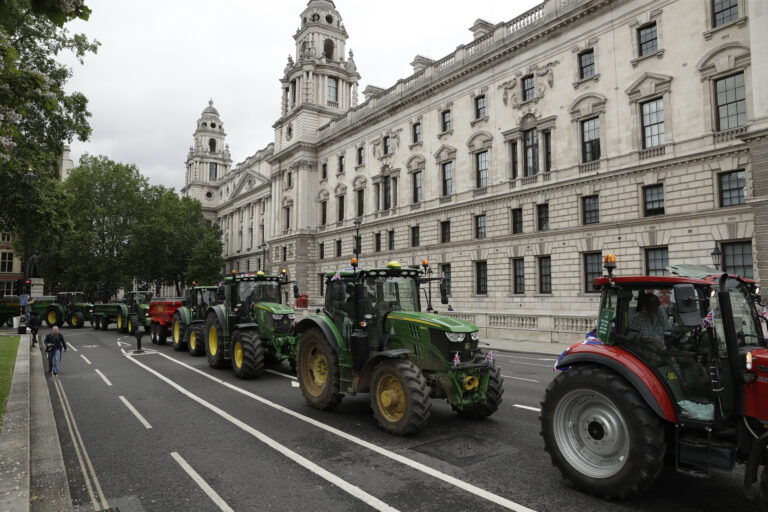 Βρετανία: Αγρότες με τρακτέρ διαδήλωσαν έξω από το κοινοβούλιο