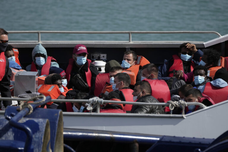 Απέλαση μεταναστών μετά πληρωμής στη Βρετανία: Η κυβέρνηση θα πληρώνει 3.000 λίρες σε αιτούντες άσυλο για να μεταβούν στην Ρουάντα