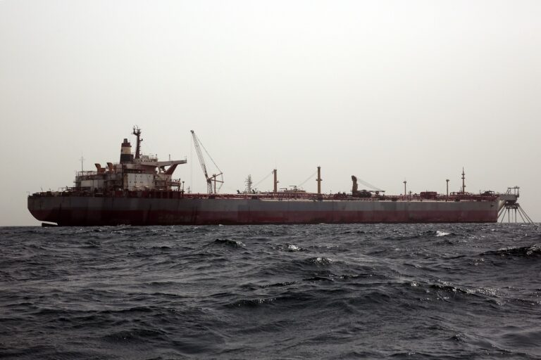 Οι Χούθι έπληξαν εμπορικό πλοίο με αντιπλοϊκό βαλλιστικό πύραυλο στον Κόλπο του Άντεν
