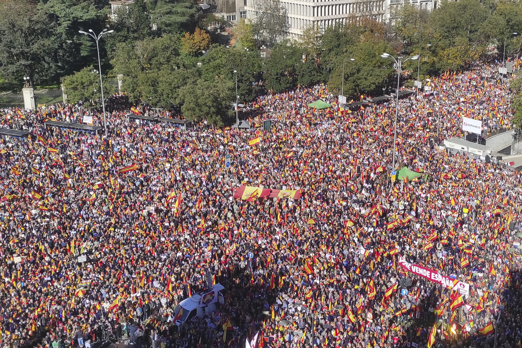 Χιλιάδες άνθρωποι διαδήλωσαν στη Μαδρίτη για να διαμαρτυρηθούν κατά του νόμου χορήγησης αμνηστίας στους Καταλανούς