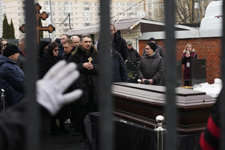 Κηδεία Αλεξέι Ναβάλνι: Σε βαρύ κλίμα η τελετή – Χιλιάδες υποστηρικτές φώναζαν το όνομά του (φωτογραφίες)