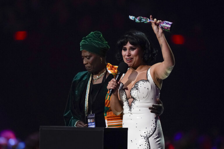 Βritish Awards 2024: «Σάρωσε» η Ρέι – Έκλεψαν την παράσταση Ντουα Λίπα και  Κάιλι Μινόγκ