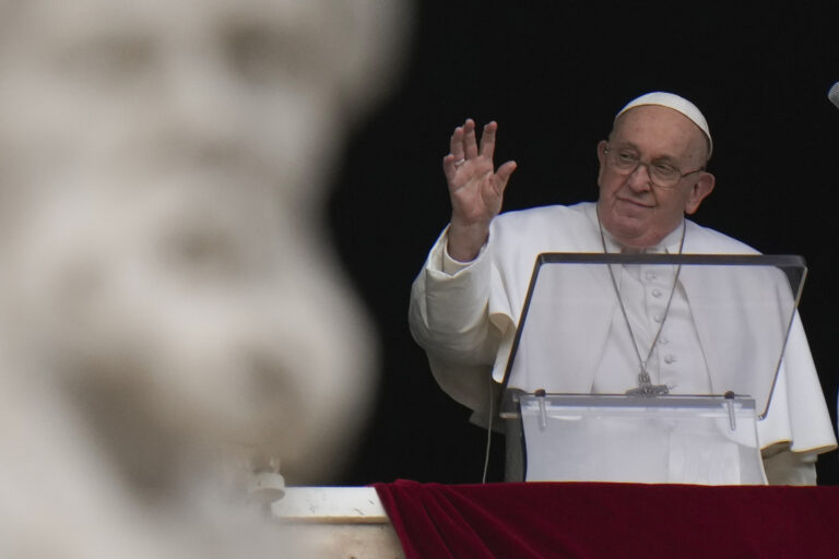 Αγανακτισμένος ο Πάπας με τον πόλεμο στη Γάζα: Κάλεσε τους πιστούς στην πλατεία του Αγίου Πέτρου να επαναλάβουν μαζί του «αρκετά»