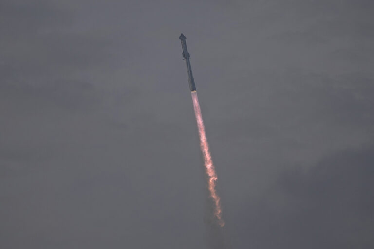 SpaceX – Βίντεο: Καταστράφηκε εισερχόμενος στην ατμόσφαιρα ο πύραυλος Starship μετά από την τρίτη δοκιμαστική εκτόξευση του