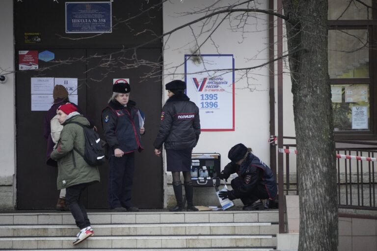 Ρωσία: Τουλάχιστον 13 συλλήψεις για επιθέσεις και πρόκληση ζημιών σε εκλογικά τμήματα, κατά την πρώτη μέρα των εκλογών