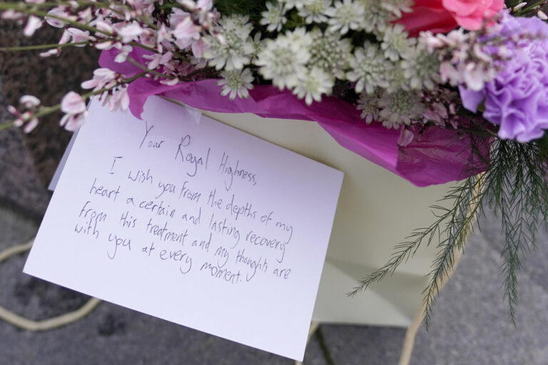 Κέιτ Μίντλετον: Κοσμοσυρροή έξω από το Ουίνδσορ – Αφήνουν λουλούδια και γράμματα συμπαράστασης