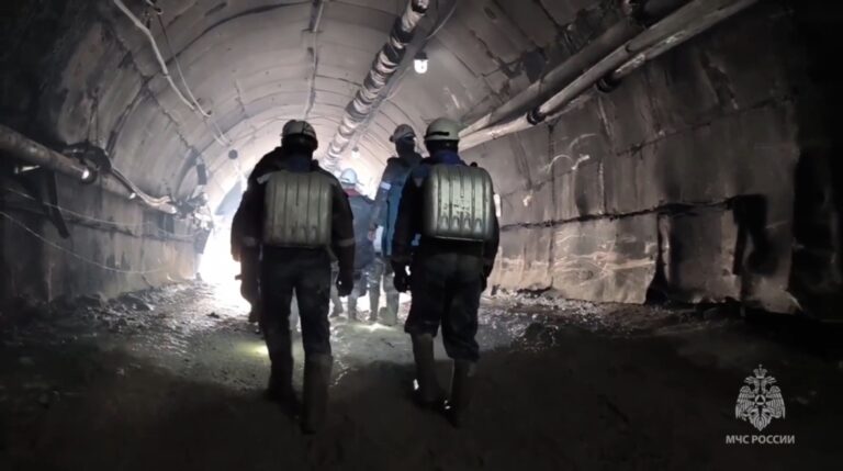 Ρωσία: Αναστέλλονται οι περισσότερες προσπάθειες διάσωσης σε χρυσωρυχείο εξαιτίας του κινδύνου κατάρρευσης – 13 εγκλωβισμένοι