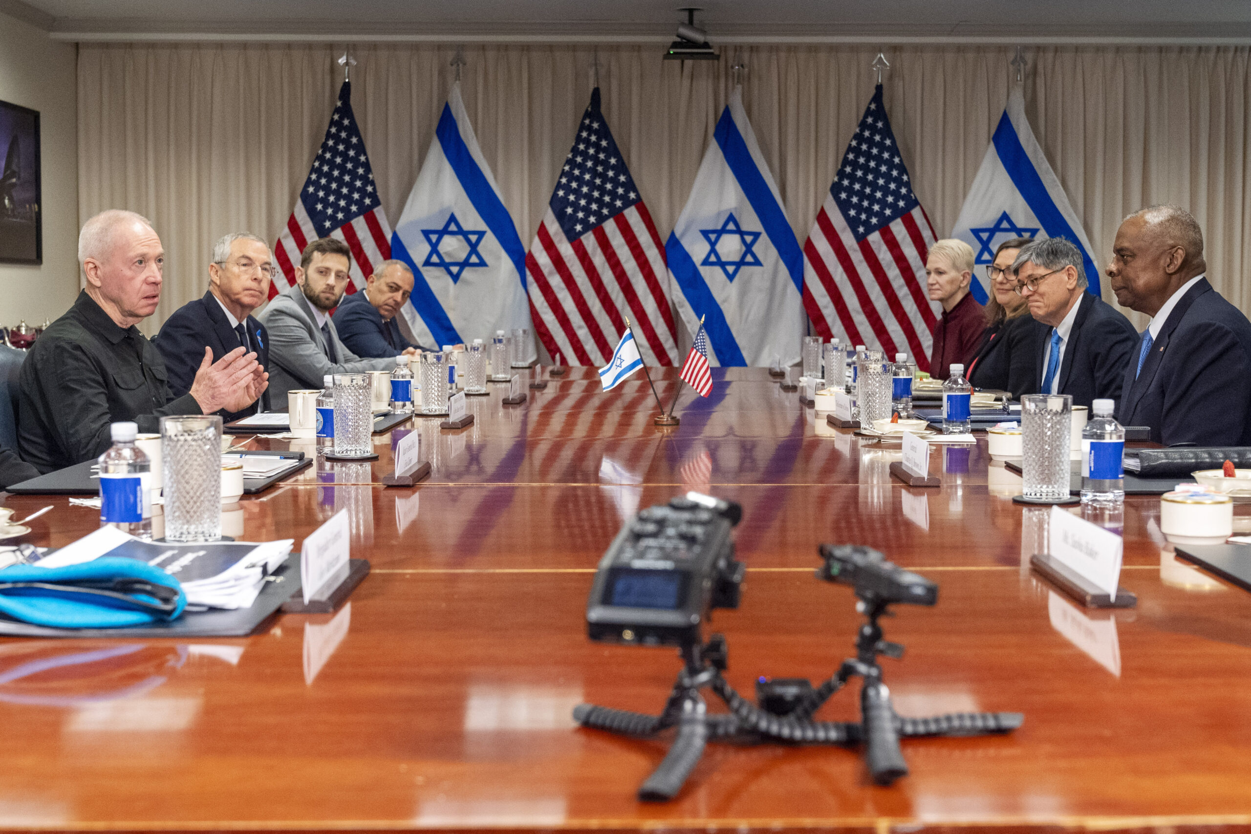ΗΠΑ: Ο Λόιντ Όστιν καλωσόρισε τον Υπουργό Άμυνας του Ισραήλ – Επιβεβαίωσαν τον κοινό στόχο ήττας της Χαμάς