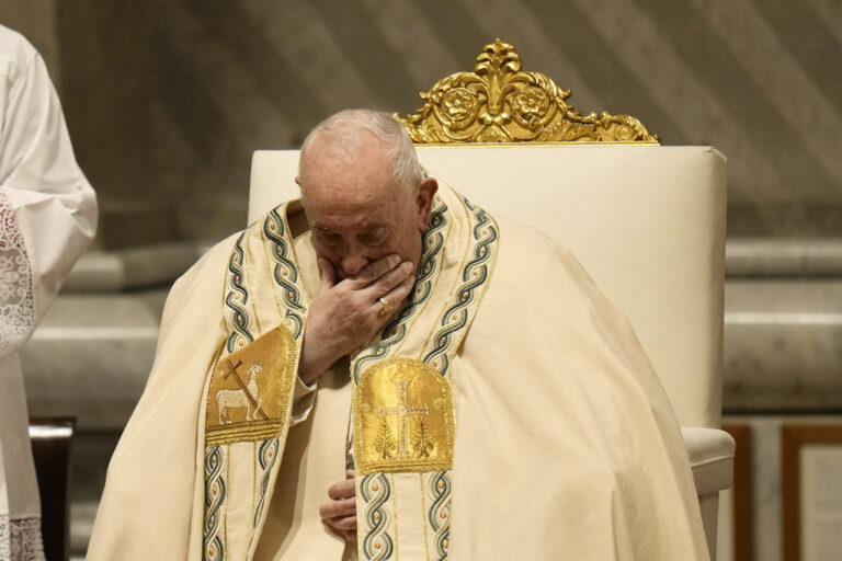 Πάπας Φραγκίσκος: Με τρεμάμενη φωνή ολοκλήρωσε τη δίωρη πασχαλινή λειτουργία – Ανησυχία για την υγεία του