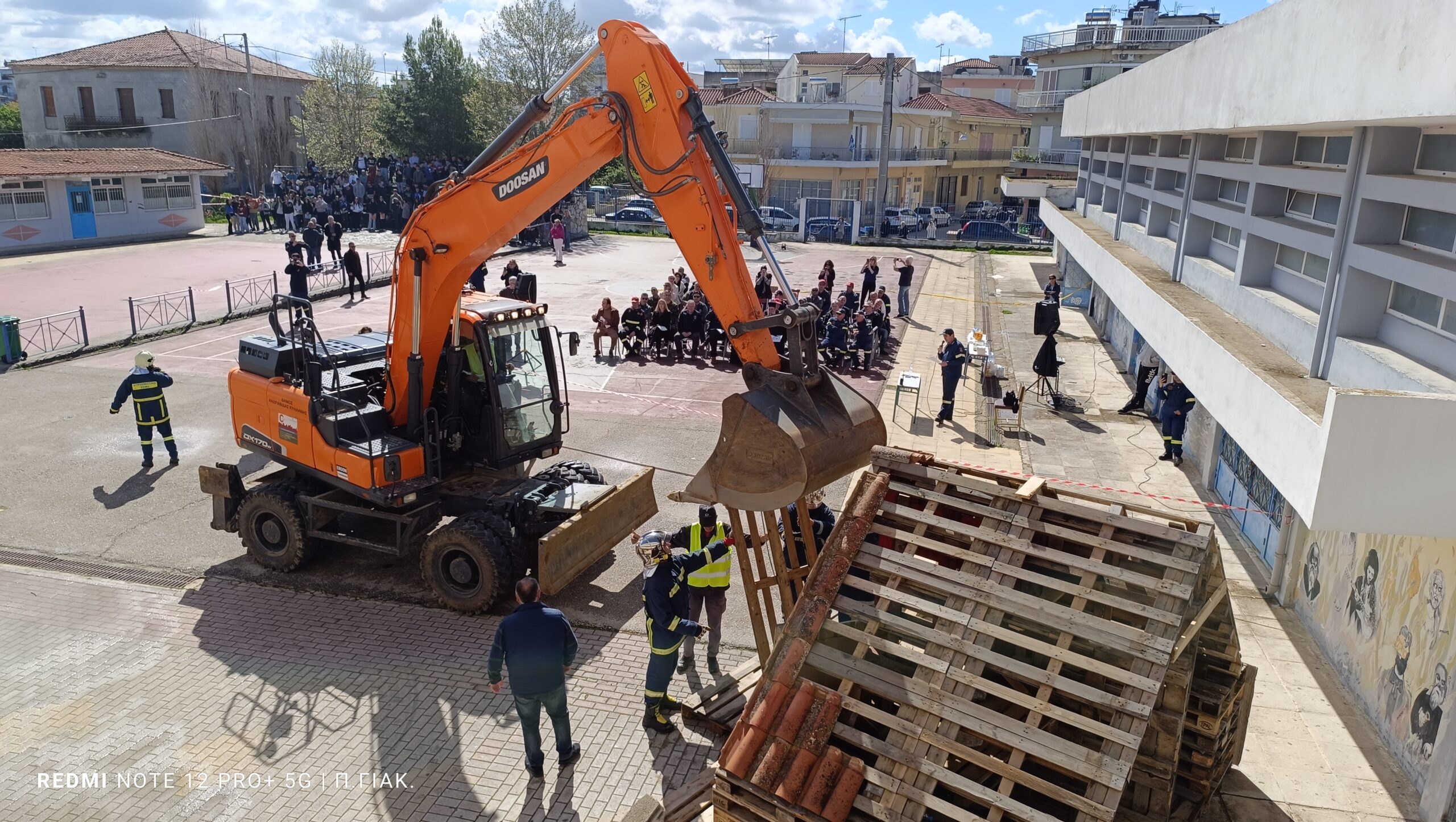 Γυμνάσιο Λεχαινών: Συμμετοχή από όλους στην άσκηση της Πυροσβεστικής για σεισμό