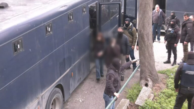 Αστυνομικές επιχειρήσεις σε Πανεπιστημιούπολη και ΑΠΘ:  Στον εισαγγελέα οι συλληφθέντες σε Αθήνα – Διώξεις για τους 49 στη Θεσσαλονίκη