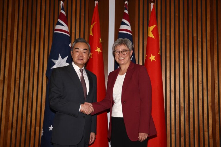 Αυστραλία: Επίσκεψη του Κινέζου ΥΠΕΞ  και αποκατάσταση “της σταθερότητας” στις διμερείς σχέσεις