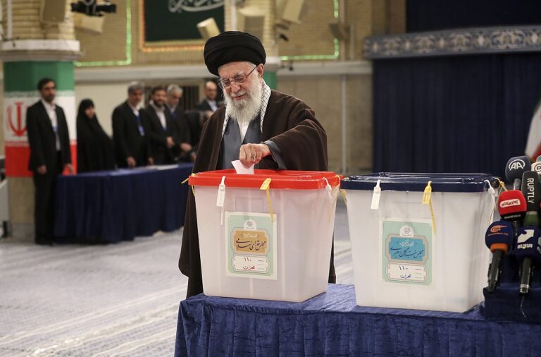 Ιράν: Ο ανώτατος ηγέτης ζήτησε συμμετοχή στις κοινοβουλευτικές εκλογές για να “απογοητευτούν οι εχθροί” της χώρας