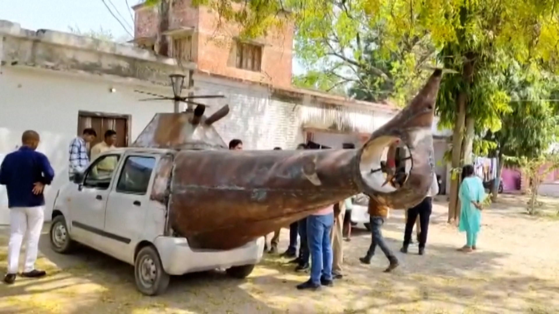 Βίντεο: Ινδοί μετέτρεψαν αμάξι σε ελικόπτερο για να το νοικιάζουν σε γάμους – Η αστυνομία το κατάσχεσε
