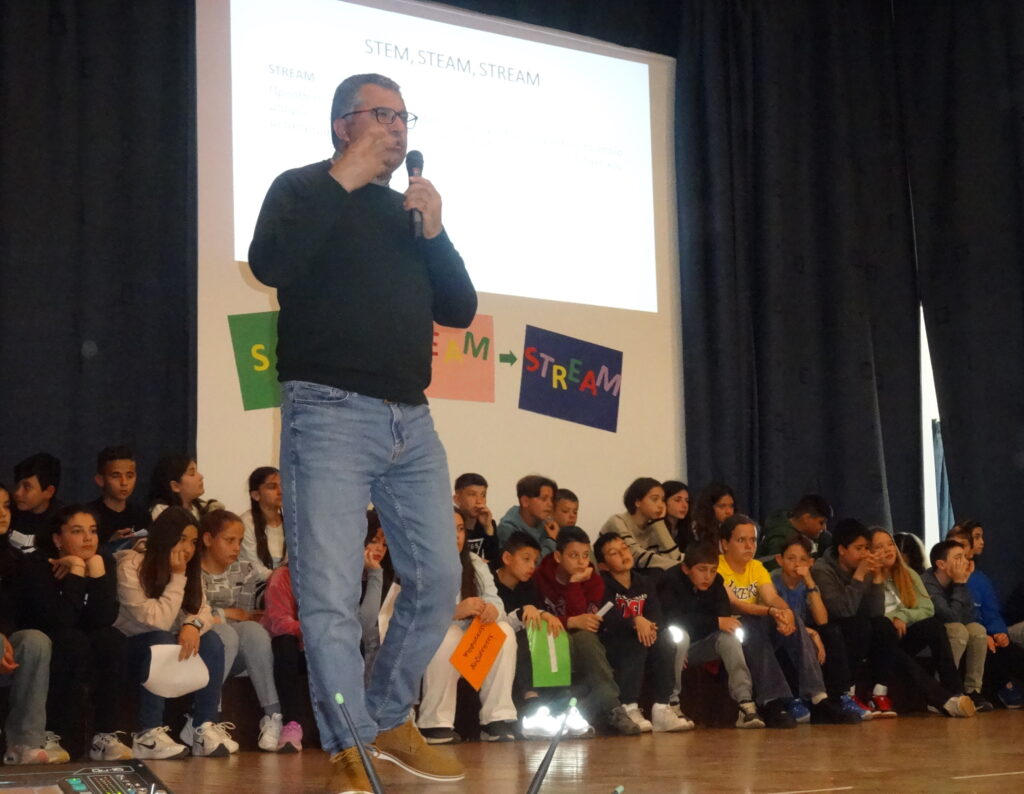 Ενθουσίασαν με τις ρομποτικές κατασκευές τους μαθητές του Δημοτικού Σχολείου Νίκαιας