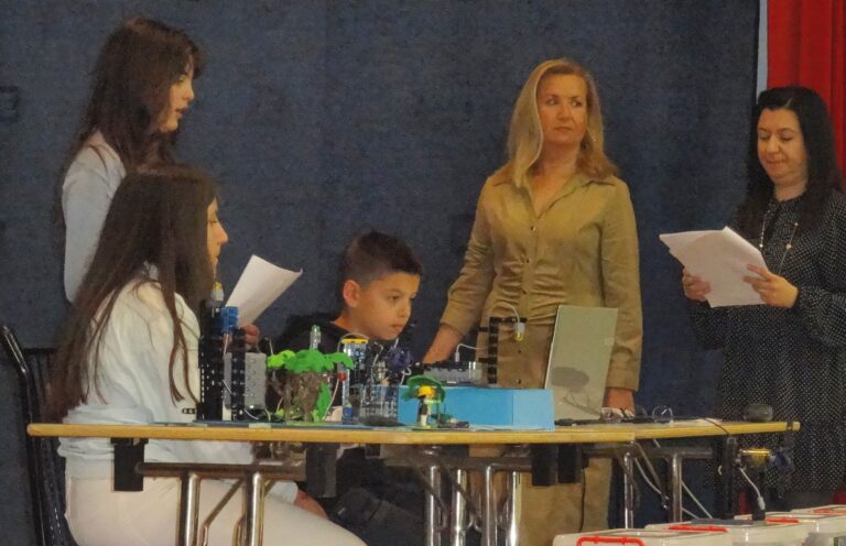 Ενθουσίασαν με τις ρομποτικές κατασκευές τους μαθητές του Δημοτικού Σχολείου Νίκαιας