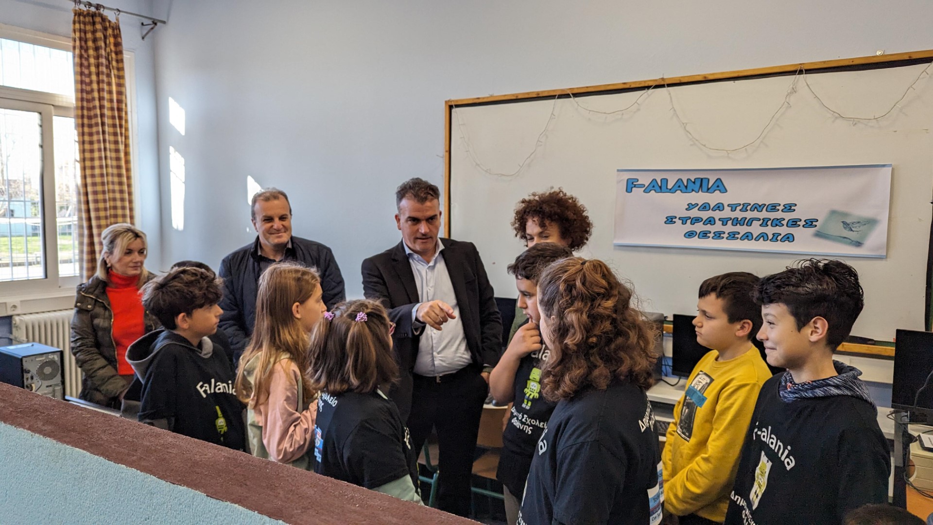 Mε διακριθέντες μαθητές της Φαλάνης σε διαγωνισμό ρομποτικής ο δήμαρχος Λαρισαίων