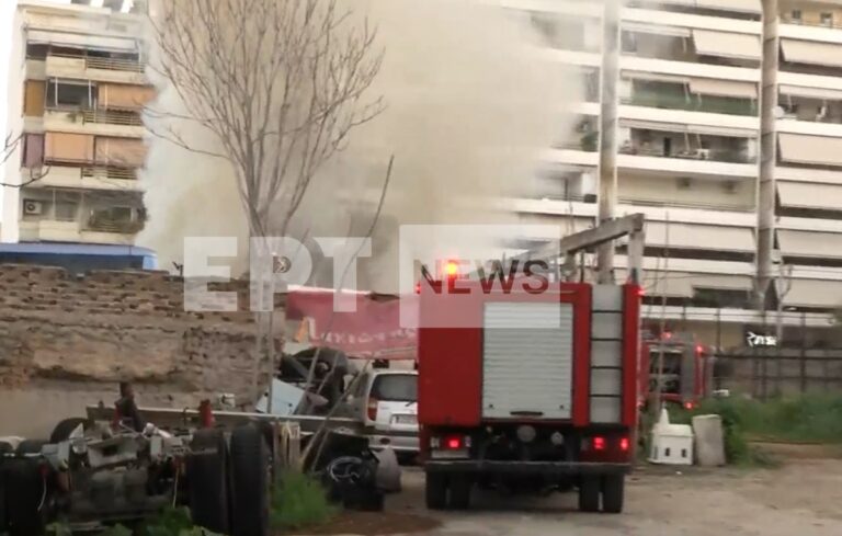 Υπό πλήρη έλεγχο η φωτιά σε υπαίθριο χώρο στα Κ. Πατήσια