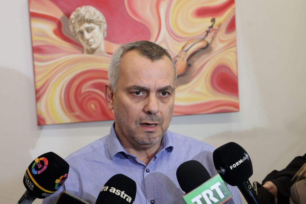 Αποκλειστικός χώρος αποδυτηρίων κοριτσιών που συνοδεύονται απο μπαμπάδες στο Δημοτικό Κολυμβητήριο Λάρισας