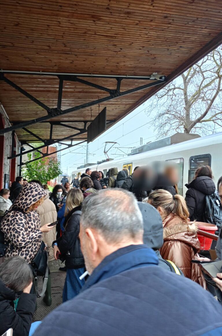 Λάρισα: Ταλαιπωρία επιβατών λόγω βλάβης του προαστιακού στον σταθμό Ραψάνης