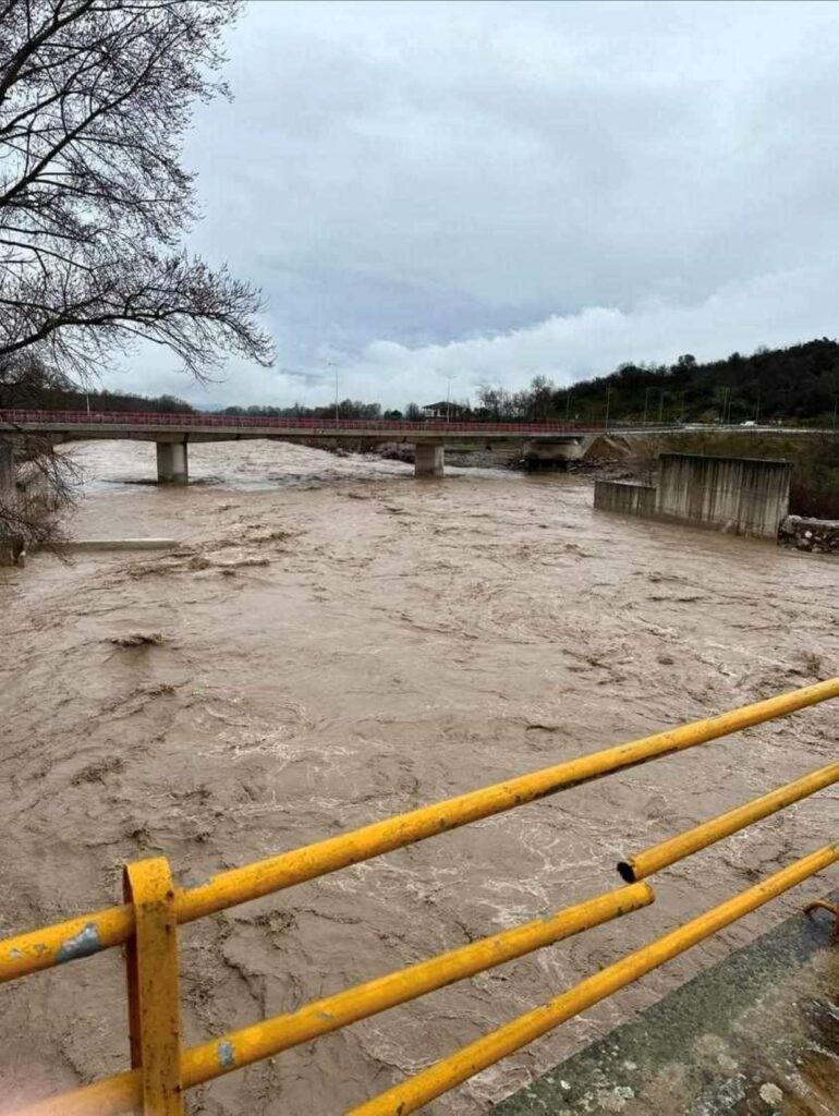 Τρίκαλα: “Φούσκωσαν”  παραπόταμοι και χείμαρροι – Ελεγχόμενη η κατάσταση