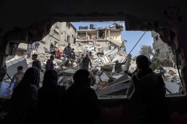 Αμείωτοι οι ισραηλινοί σφοδροί βομβαρδισμοί στη Λωρίδα της Γάζας – Ο Νετανιάχου «ανοίγει πόρτα» συνομιλιών με τις ΗΠΑ για τη Ράφα